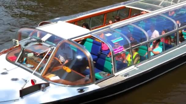 アムステルダムの運河クルーズします。 — ストック動画