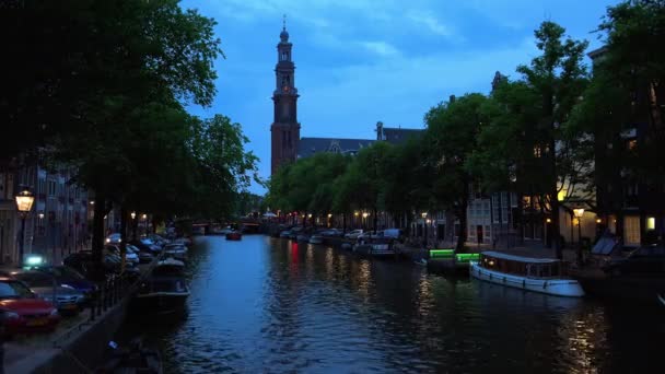 Kanały w Amsterdamie typowy widok w nocy — Wideo stockowe