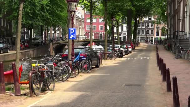 Típica vista de la calle en la zona del canal de Amsterdam — Vídeos de Stock