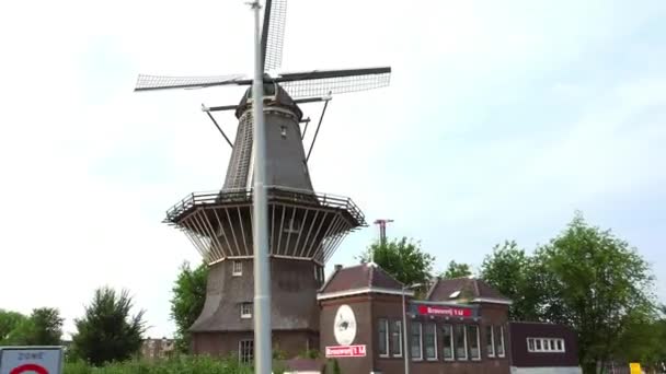 Beroemde windmolen in Amsterdam genaamd De Gooyer Molen — Stockvideo