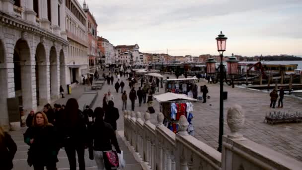 A turisták a vízparton, Velence, Venezia — Stock videók