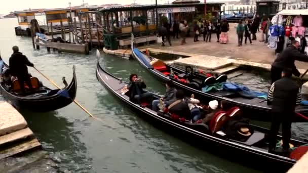 Гондолы на канале - Венеция, Венеция - Венеция, Венеция — стоковое видео