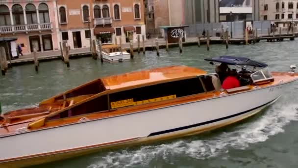 Boot in de canal - Venetië, Venezia — Stockvideo