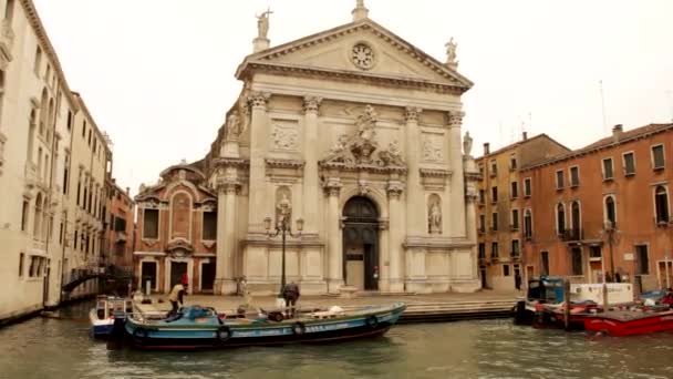 Поездка на лодке через venice Canale Grande — стоковое видео