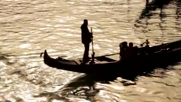 Gondel auf Kanal - Venedig, Venedig — Stockvideo