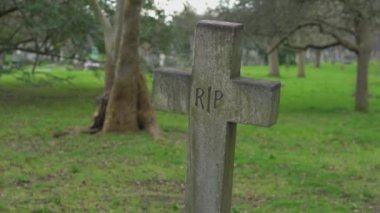 Eski huzur içinde parça haç üzerinde bir mezarlık Rip