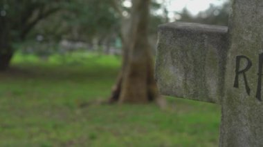 Eski huzur içinde parça haç üzerinde bir mezarlık Rip