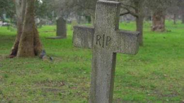 Eski huzur içinde parça haç üzerinde bir mezarlık Rip