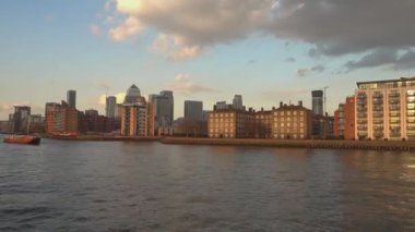 Canary Wharf, Thames Nehri kıyısında