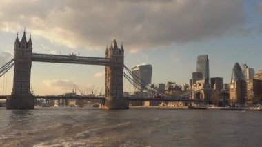 River Thames Tower Bridge ve Londra şehir manzarası