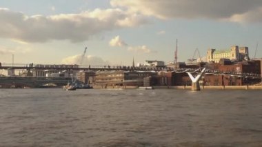 Thames Nehri cruise Millennium Köprüsü