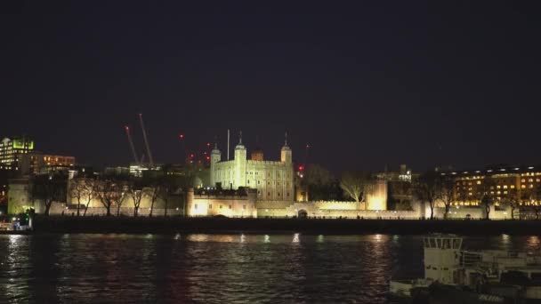 Der Turm von London in der Nacht — Stockvideo