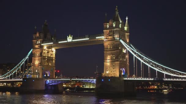 Berühmte Turmbrücke bei Nacht — Stockvideo