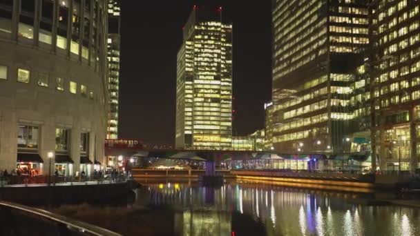 Moderní čtvrti Canary Wharf v noci — Stock video