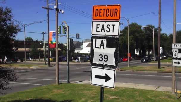 Hoek van de straat in New Orleans omweg teken New Orleans (Louisiana) — Stockvideo