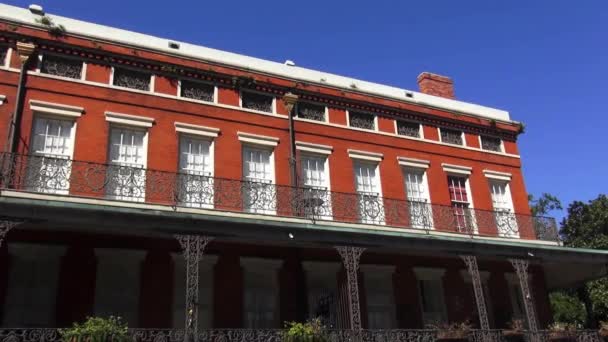 Gyönyörű épület Decatur Street New Orleans, Louisiana — Stock videók