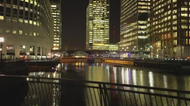Moderno quartiere Canary Wharf di notte — Video Stock
