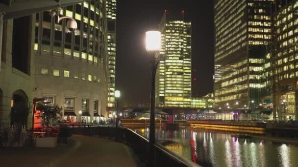 Nowoczesnej dzielnicy Canary Wharf w nocy — Wideo stockowe