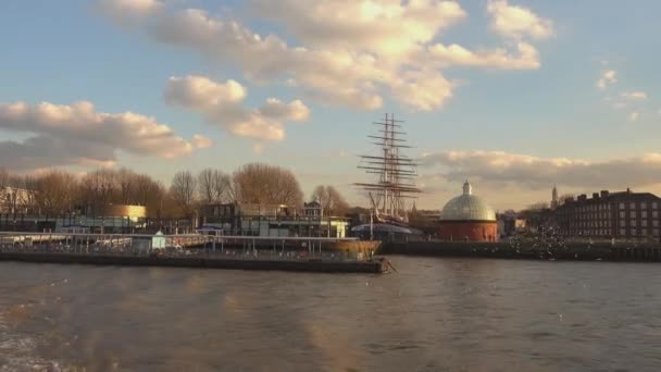 Muelle de Greenwich y Cutty Sark desde el río Támesis — Vídeos de Stock