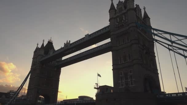 Tower Bridge London från Themsen — Stockvideo