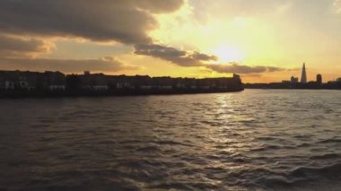 Gün batımında Thames Nehri