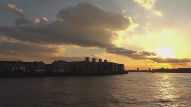 Gün batımında Thames Nehri