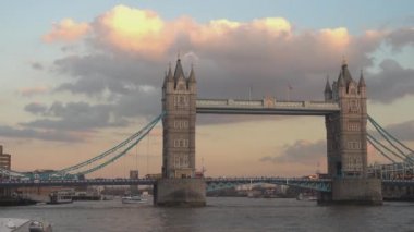 River Thames Tower Bridge Londra'dan