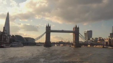 Tower Bridge ve Thames Nehri binadan Shard