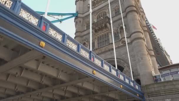 De Tower Bridge-Londen vanaf de rivier de Theems — Stockvideo