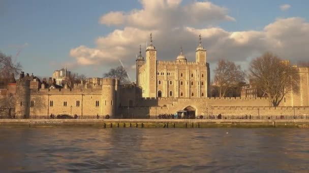 A Torre de Londres vista do Rio Tâmisa — Vídeo de Stock