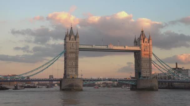 El Puente de la Torre Londres desde el río Támesis — Vídeos de Stock