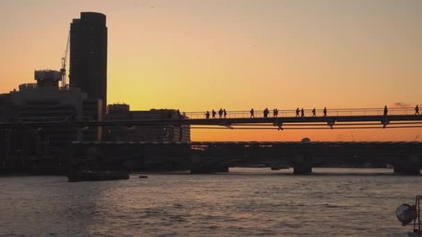 Millenniumsbrücke im Gegenlicht bei Sonnenuntergang — Stockvideo