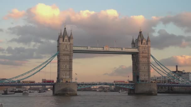 Die Tower Bridge London von der Themse aus — Stockvideo