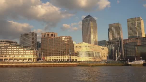 Canary Wharf skyline van de rivier de Theems — Stockvideo