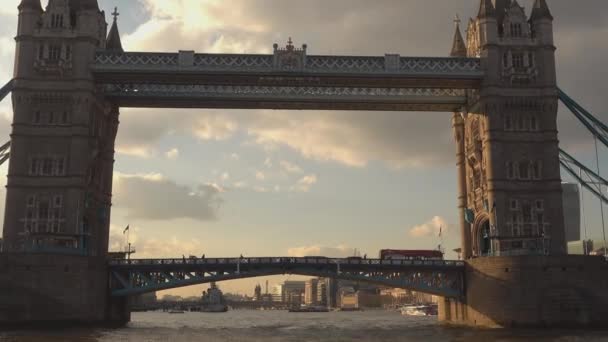 El Puente de la Torre de Londres desde Riiver Thames — Vídeo de stock