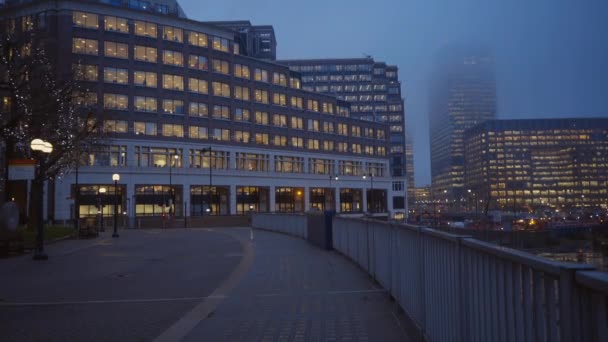 Westferry τσίρκο στο Canary Wharf του Λονδίνου σε ένα ομιχλώδες ημέρα — Αρχείο Βίντεο