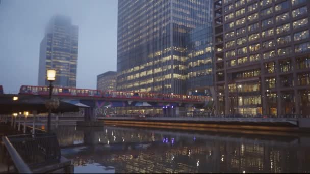 DLR-tåg på London Canary Wharf — Stockvideo