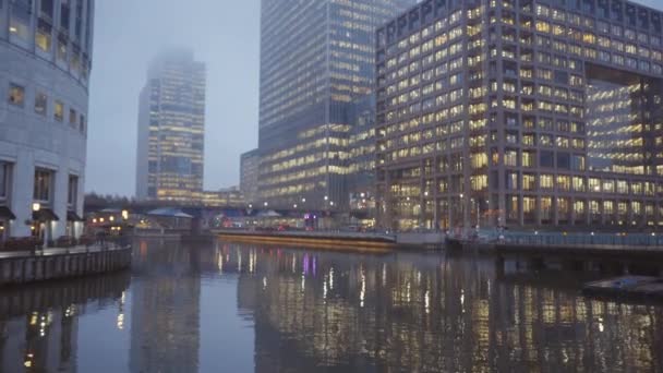 Canary Wharf en un día de niebla — Vídeos de Stock