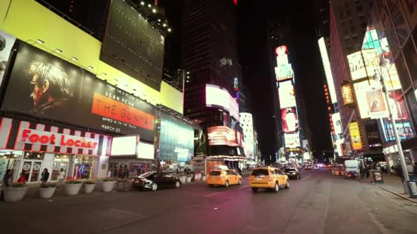 ภาพถ่ายมุมกว้างของการจราจรบนถนนที่ไทม์สแควร์ นิวยอร์ก สหรัฐอเมริกา — วีดีโอสต็อก