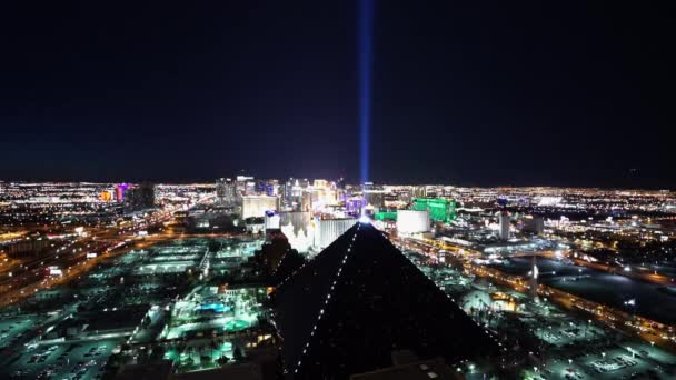 De beroemde Xenon licht van Luxor hotel Vegas door nacht Las Vegas Usa — Stockvideo