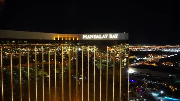 The golden Mandalay Bay Hotel Las Vegas de noche Las Vegas Estados Unidos — Vídeos de Stock