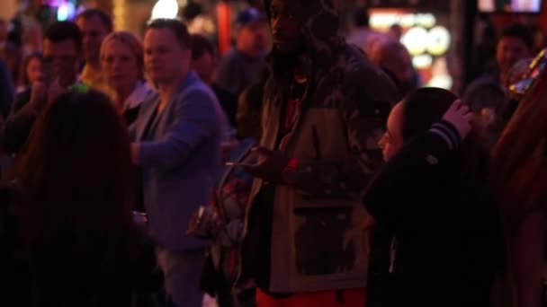 Gente bailando en la fiesta callejera de Freemont en el centro de Las Vegas Las Vegas USA — Vídeos de Stock