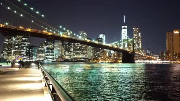 Impozantní panorama New Yorku s Brooklyn Bridge v noci New York, Usa