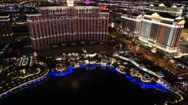 A tó előtt, a Bellagio szép légi lövés éjszaka Las Vegas Usa — Stock videók