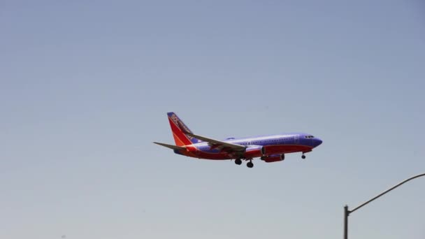 西南航空在美国拉斯维加斯机场降落的飞机 — 图库视频影像
