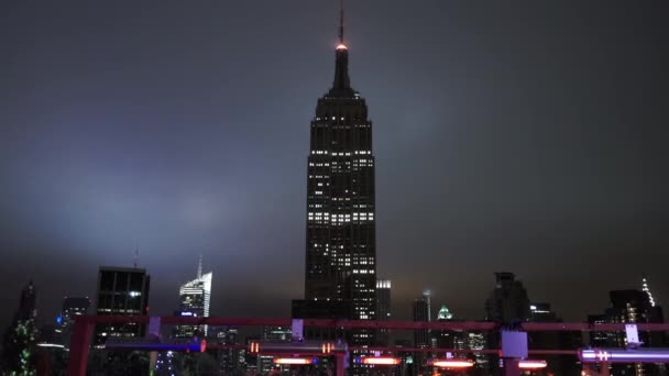 El edificio Empire State en la oscuridad increíble vista nocturna Nueva York, EE.UU. — Vídeo de stock