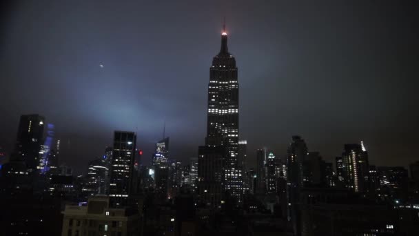 Beeindruckender Blick auf Empire State Building in der Dunkelheit erstaunliche Nachtsicht New York, USA — Stockvideo