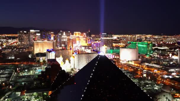 Луксор и другие отели Лас-Вегаса вечером - потрясающий воздушный Лас-Вегас США — стоковое видео