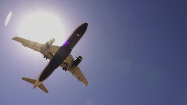 Самолеты на подходе к посадке в аэропорту Маккарран Лас-Вегас, США — стоковое видео