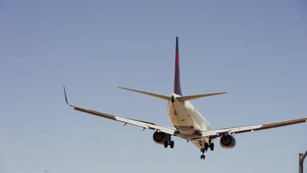Avión de aterrizaje de aerolíneas Delta en el Aeropuerto McCarran Las Vegas Las Vegas USA — Vídeos de Stock